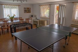 Közösségi terem csocsóval, "ping-pong" asztallal